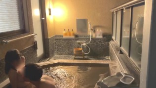 【個人撮影】初温泉旅行♡夜にお洒落な露天風呂でイチャイチャから濃厚生ハメSEX♡立ちバックで激しく突く..Japanese amateur hentai ／日本人／素人カップル／おっぱい／美少女／色白